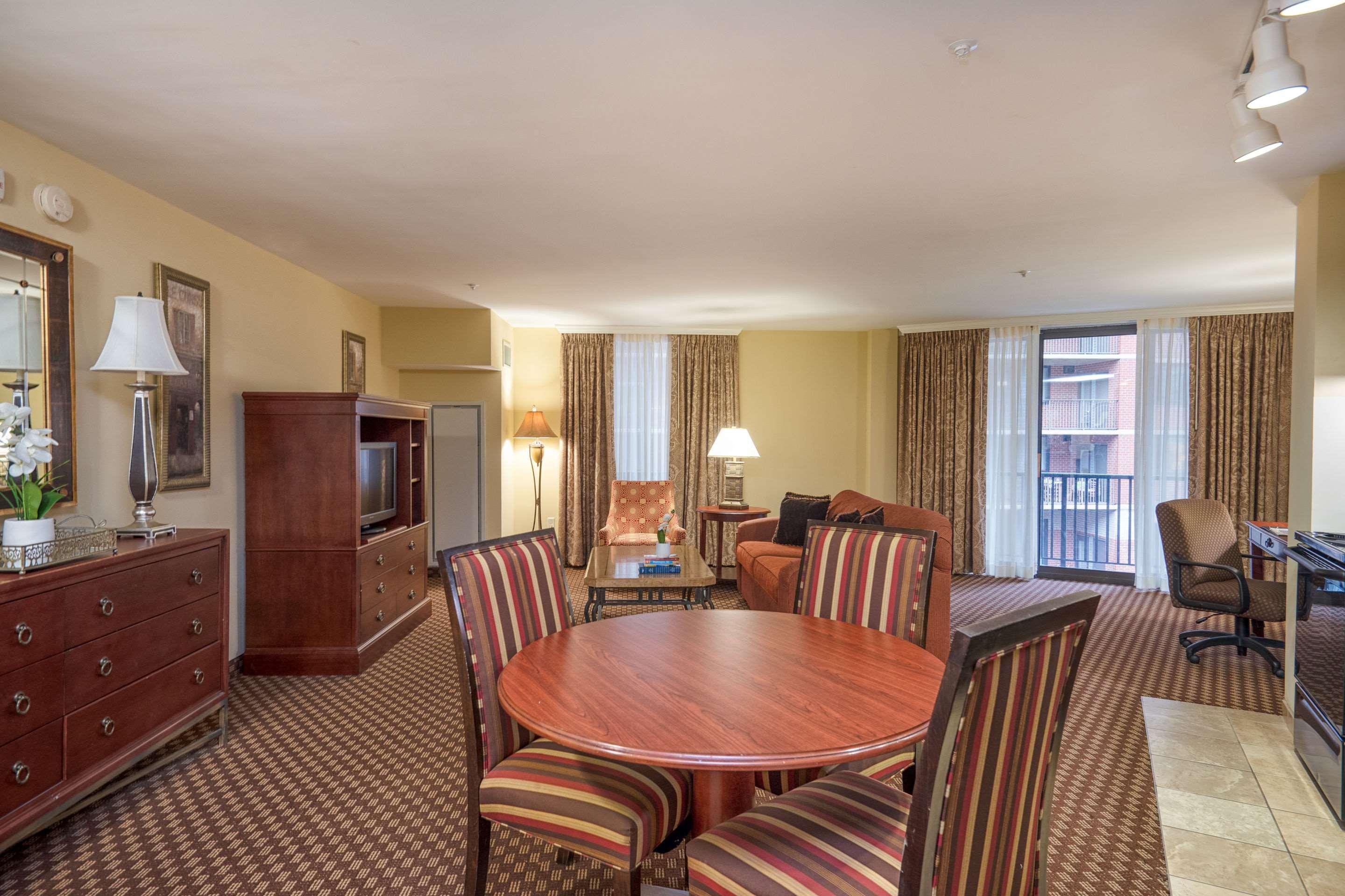 Clarion Collection Hotel Arlington Court Suites Exterior photo