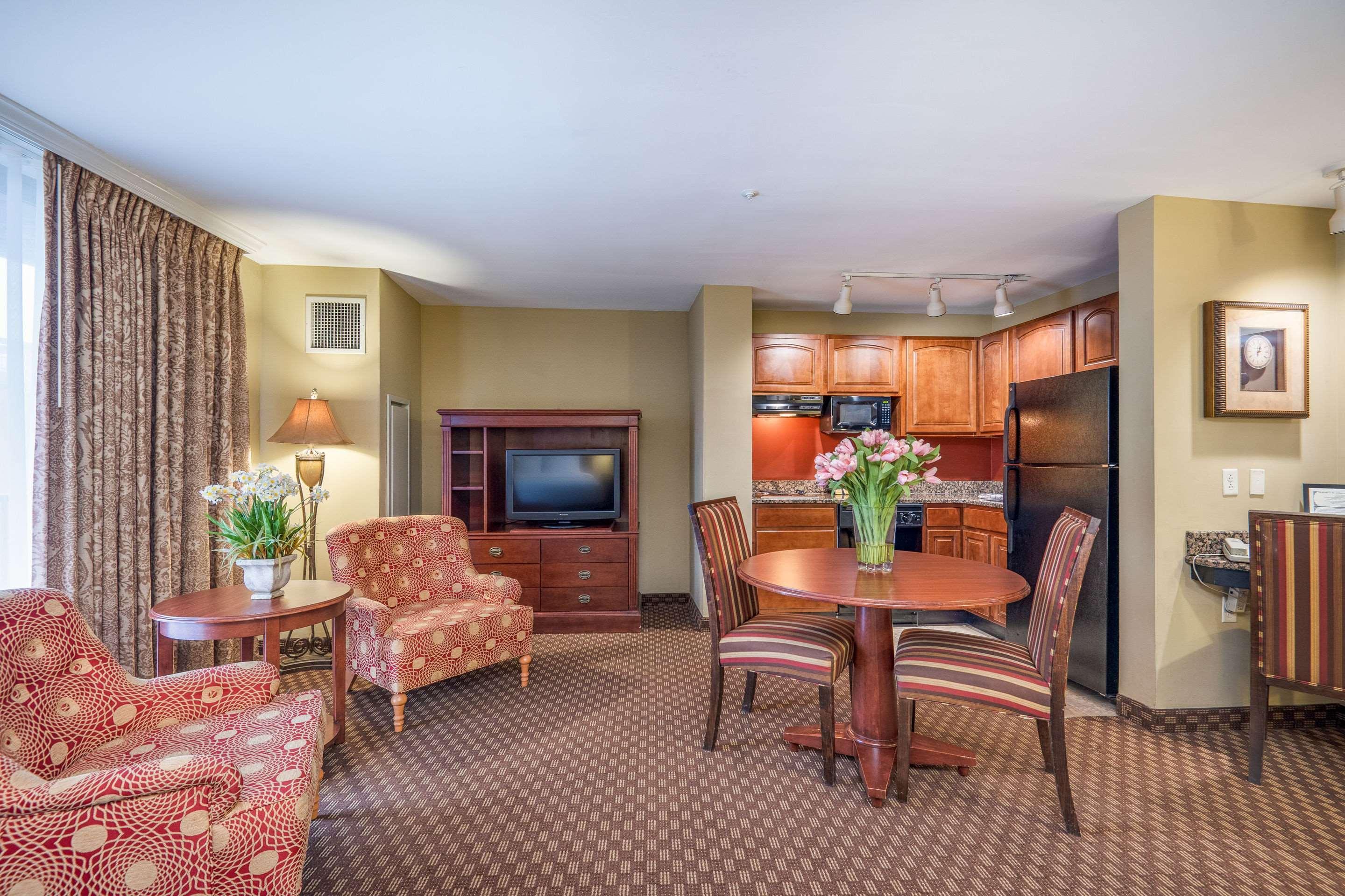 Clarion Collection Hotel Arlington Court Suites Exterior photo